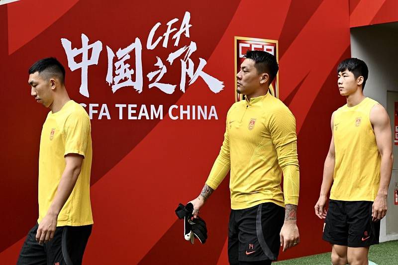 十一岁的家正还坐在爸爸身上时，就起头斟酌人生的最终意义，即使题目里带着些孩子气　　　　最初为什么会有人？　　　　人的存在，为什么？莫非嘭的一声出来？　　　　但有良多人不高兴这世界不完善。